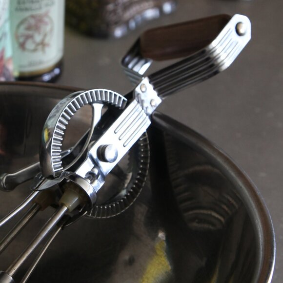 Antique Hand Mixer (Made in England) - Picture 5 of 7